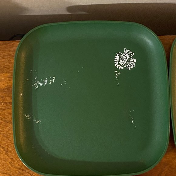 Tupperware plastic Plates set of 4 red/green - Picture 2 of 5